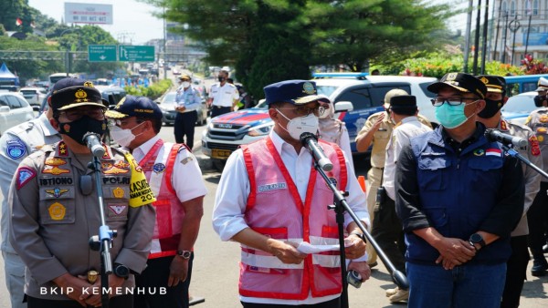 Menhub Budi Karya Sumadi tinjau kawasan Gadok Puncak-1631958107