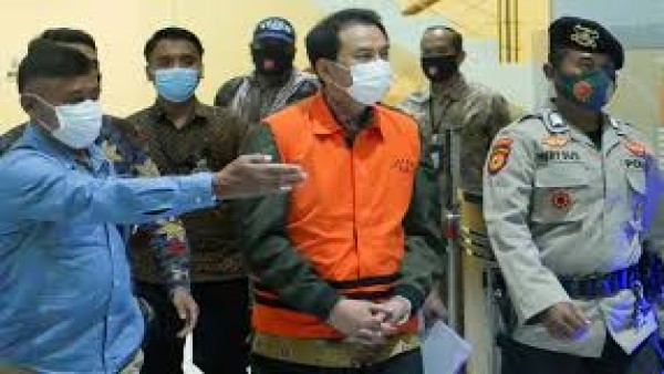 Azis Syamsuddin (memakai rompi oranye)-1633965762