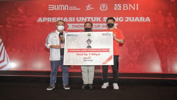 Direktur Utama BNI Royke Tumilaar menyerahkan dana pembinaan kepada PBSI-1637496411