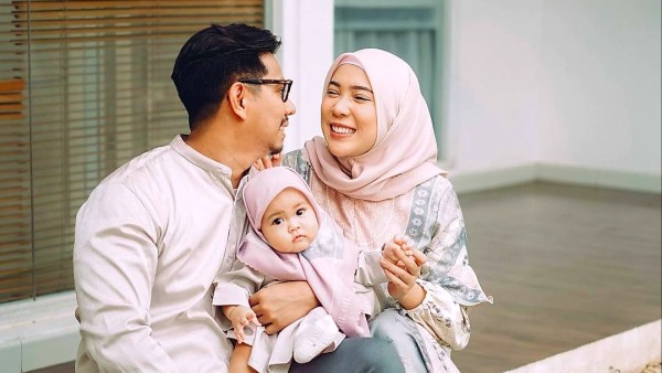 Fitri Tropica bersama suami dan anak pertama. (Instagram)-1636962410