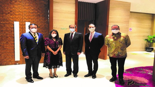 (Kiri ke kanan) Gde Sumarjaya Linggih, Anggota Komisi VI, Sondang Tampubolon, Kurt Kunz, Philippe Strub dan  Chris Bendl. (Foto: SwissCham/.)-1635844812