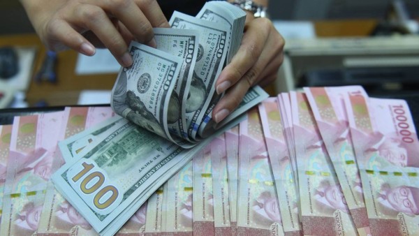 Ilustrasi mata uang rupiah dan dolar AS-1639737657