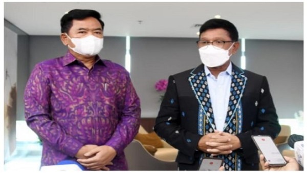 Menkominfo Johnny G. Plate bersama Marsekal (Purn) Hadi Tjahjanto-1640596066