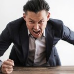 Bapak Ini Murka saat Petugas PLN Mau Putus Listriknya-1651756850