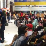 Para calon penumpang antre membeli tiket kereta api saat arus balik-1651896338