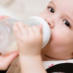 Ilustrasi seorang ibu memberikan dot sebagai pengganti ASI pada bayinya-1655879244