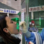 Petugas sedang melakukan pemeriksaan covid-19-1655464139