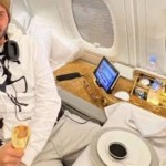 Pria cicipi makanan pesawat-1665068223