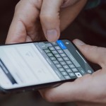 Ilustrasi, sedang membaca pesan whatsapp. (net)-1675168669