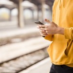 Ilustrasi seseorang memesan tiket kereta api secara daring (Pixabay)-1676951241