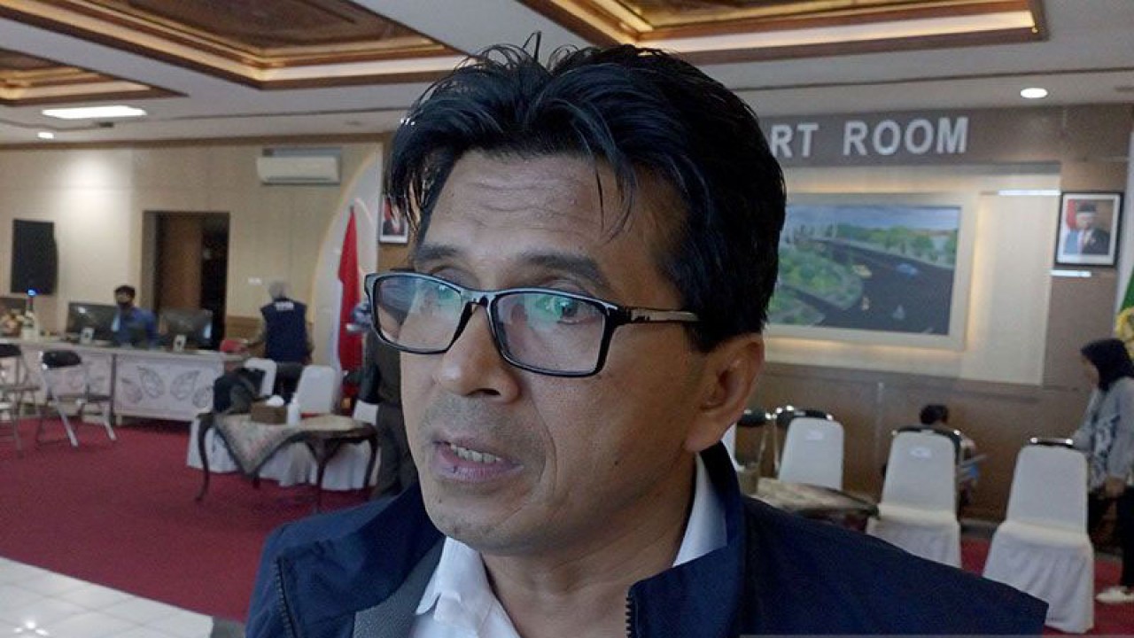 Pimpinan Bulog Cabang Banyumas Rasiwan memberi keterangan pers terkait dengan pengadaan beras dan gabah usai menghadiri konferensi pers Tim Pengendalian Inflasi Daerah (TPID) Kabupaten Banyumas di Graha Satria, Purwokerto, Kabupaten Banyumas, Selasa (28/3/2023). ANTARA/Sumarwoto