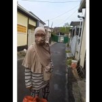 Seorang ibu-ibu yang memaksa minta sedekah-1714116261
