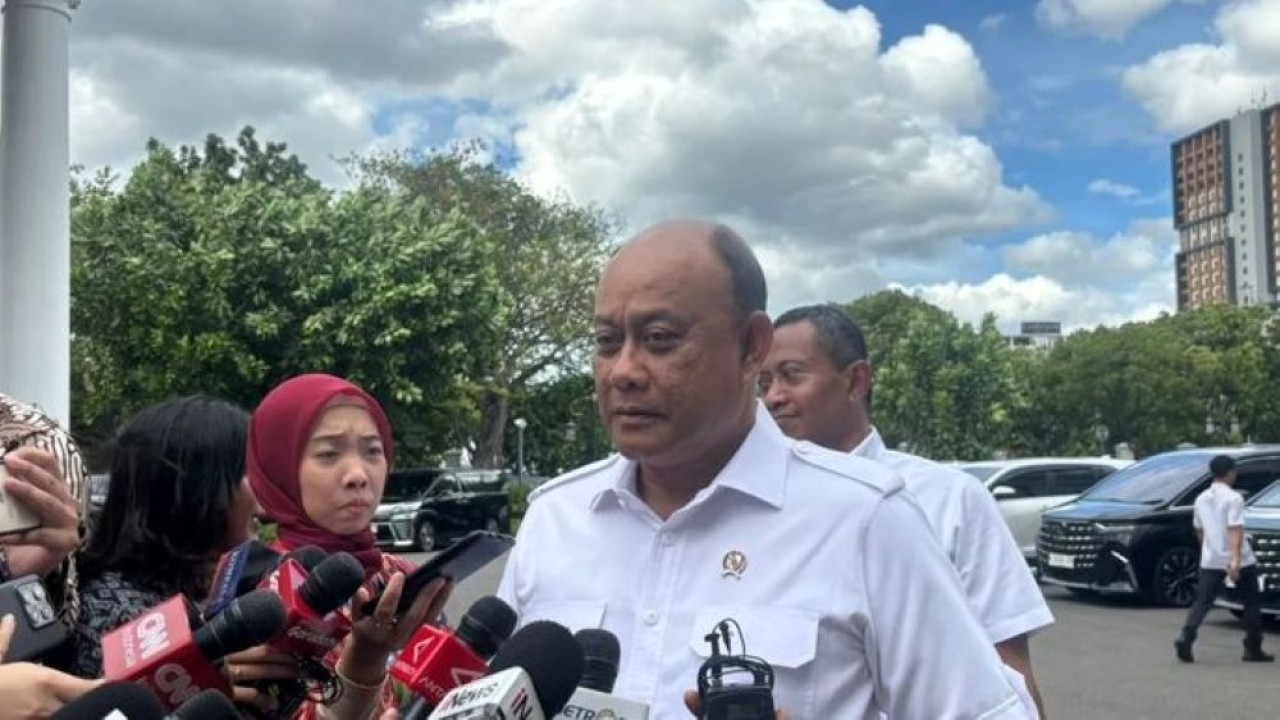 Kepala Badan Gizi Nasional (BGN) Dadan Hindayana memberikan keterangan pers di Istana Kepresidenan Jakarta, Selasa, 16 Desember 2025. (Foto: ANTARA/Mentari Dwi Gayati)