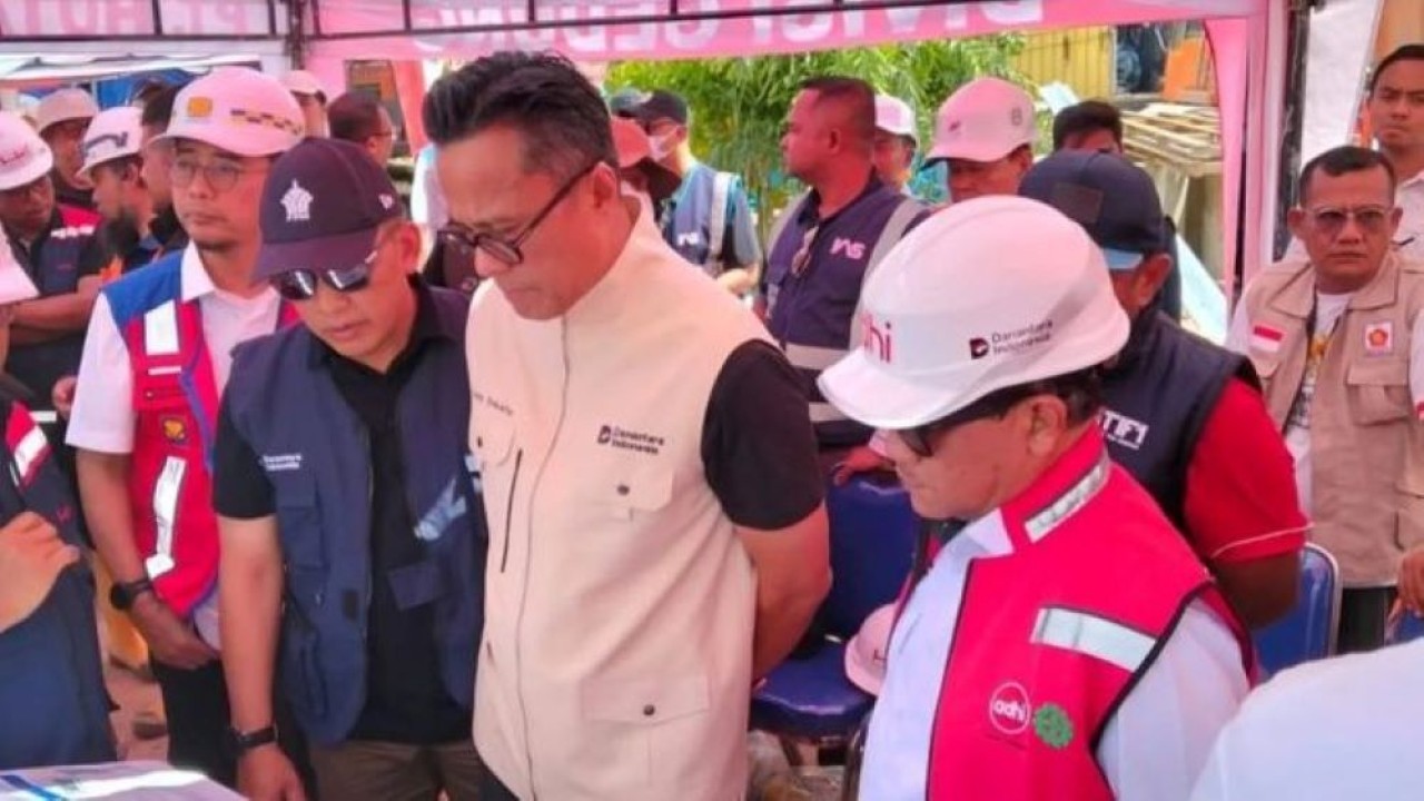 Chief Operating Officer (COO) Badan Pengelola Investasi Daya Anagata Nusantara (Danantara) Dony Oskaria (tengah) saat meninjau proyek pembangunan huntara di samping Masjid Darussalam, Aceh Tamiang. ANTARA/HO-Danantara (Antara)