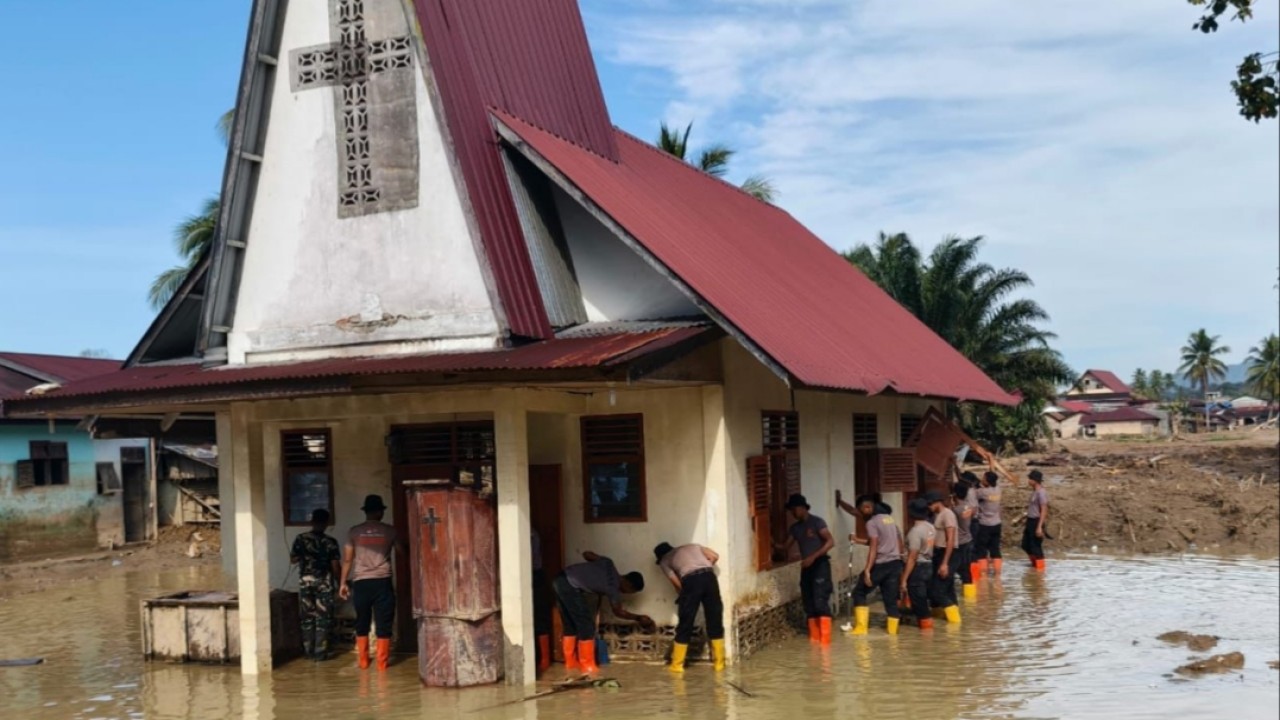 Jelang perayaan Natal, Polri gencarkan perbaikan Gereja dan Posko Ibadah di Sumut.