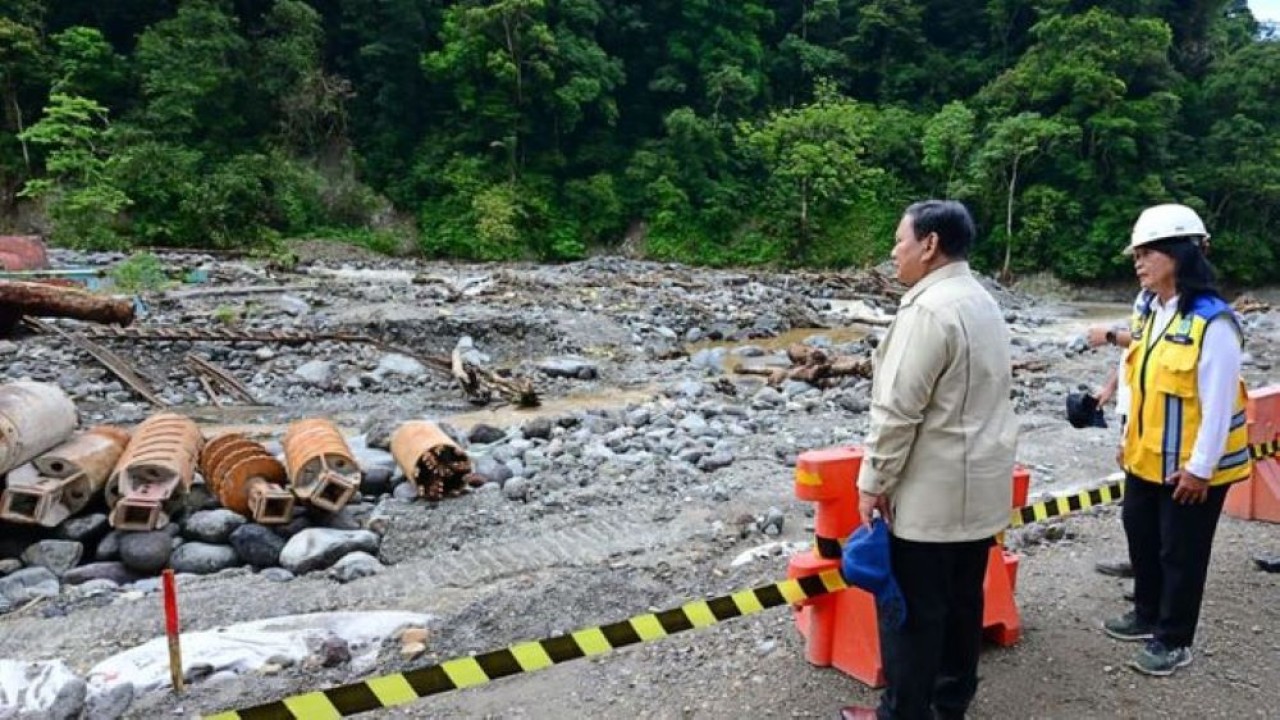 Moment Prabowo Pastikan Pemulihan Infrastruktur dengan Lihat Progres Perbaikan Jalan Lembah Anai Pascabencana (Setpres)