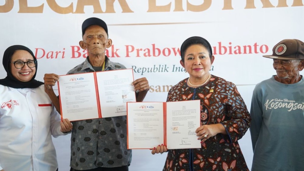 Siti Hediyanti Rukmana atau Titiek Soeharto menyerahkan becak listrik bantuan Presiden Prabowo Subianto. (Foto: Istimewa)