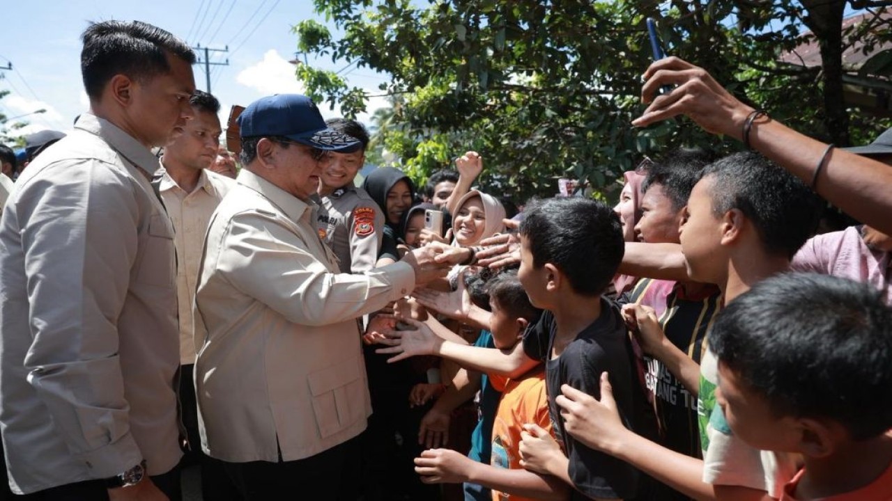 Presiden Prabowo Subianto mengenakan pakaian kemeja safari berwarna krem dan topi biru. (Foto: Istimewa)