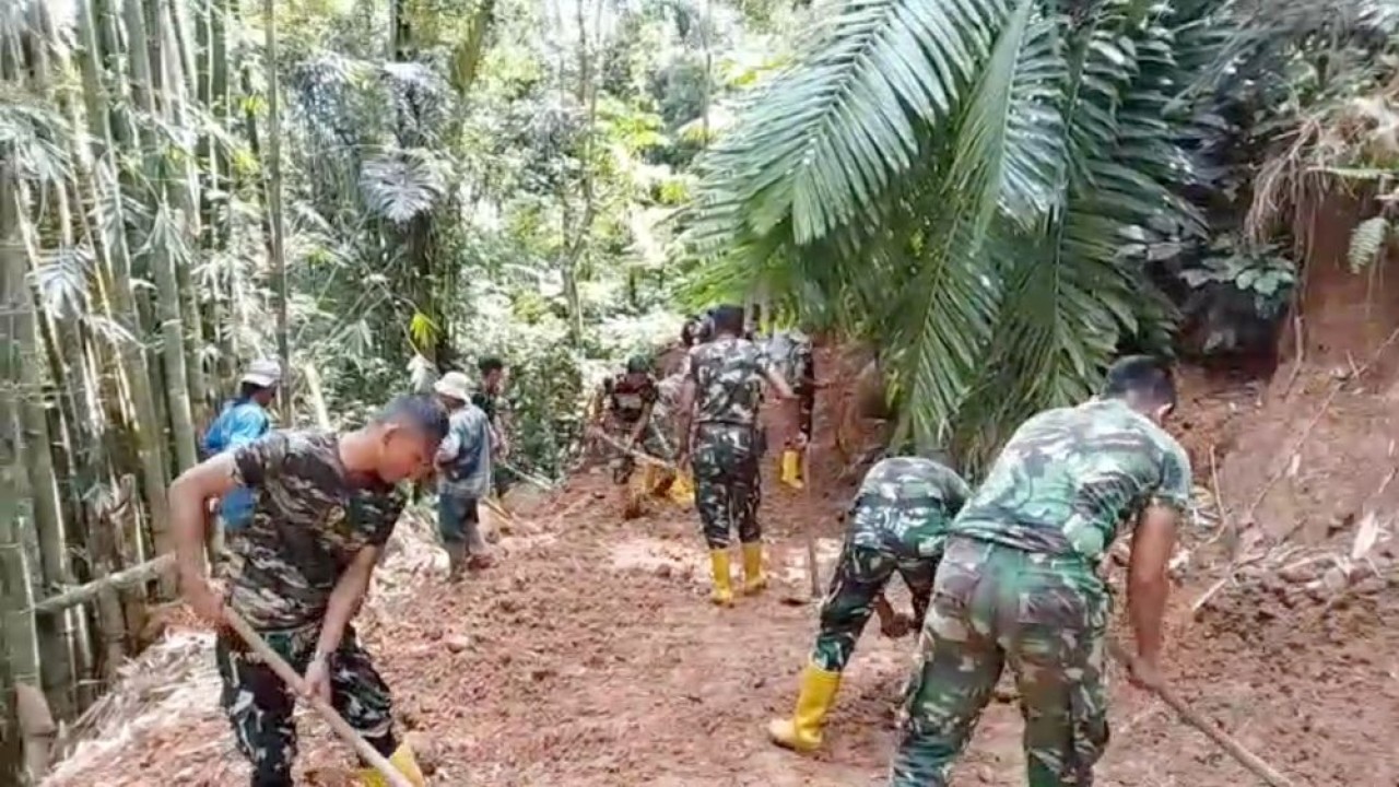 TNI dikerahkan untuk membuka akses jalan yang tertimbun tanah dan lumpur di Jorong Subang, Kecamatan Tiku, Kabupaten Agam, pada Rabu (24/12/2025). (Foto: Istimewa)