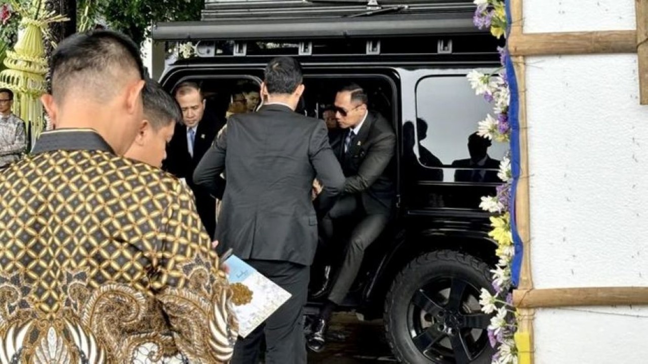 Menteri Koordinator Bidang Infrastruktur dan Pembangunan Kewilayahan Agus Harimurti Yudhoyono menghadiri acara akad nikah Sekretaris Pribadi Presiden Prabowo Subianto, Agung Surahman, di TMII, Jakarta, Minggu, 18 Januari 2026. (Foto: ANTARA/Genta Tenri Mawangi)
