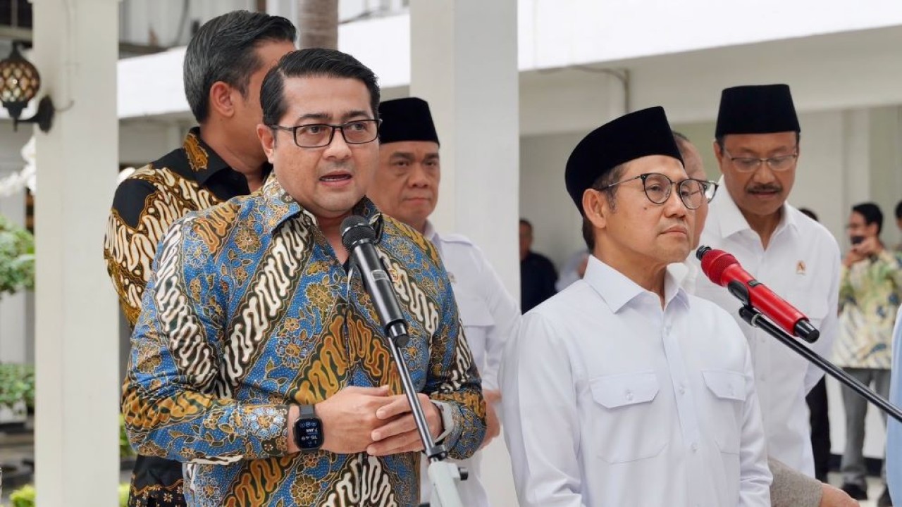 Menteri Ekonomi Kreatif/Kepala Badan Ekonomi Kreatif Teuku Riefky Harsya bersama Menteri Koordinator Bidang Pemberdayaan Masyarakat (Menko PM) Abdul Muhaimin Iskandar membahas tindak nyata pemberdayaan ekonomi kreatif dan upaya menghadirkan kebaikan inovasi kreativitas pascabencana Sumatra/ist