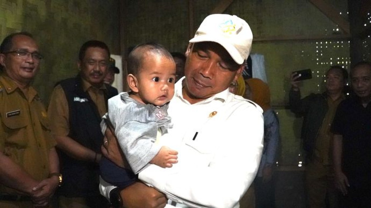 Menteri Kependudukan dan Pembangunan Keluarga/Kepala.BKKBN, Dr. Wihaji, S.Ag, M.Pd, melakukan kunjungan ke Keluarga Berisiko Stunting (KRS) di Kabupaten Sukabumi, Jawa Barat, Senin, 12 Januari 2026. (KEMENDUKBANGGA/BKKBN)