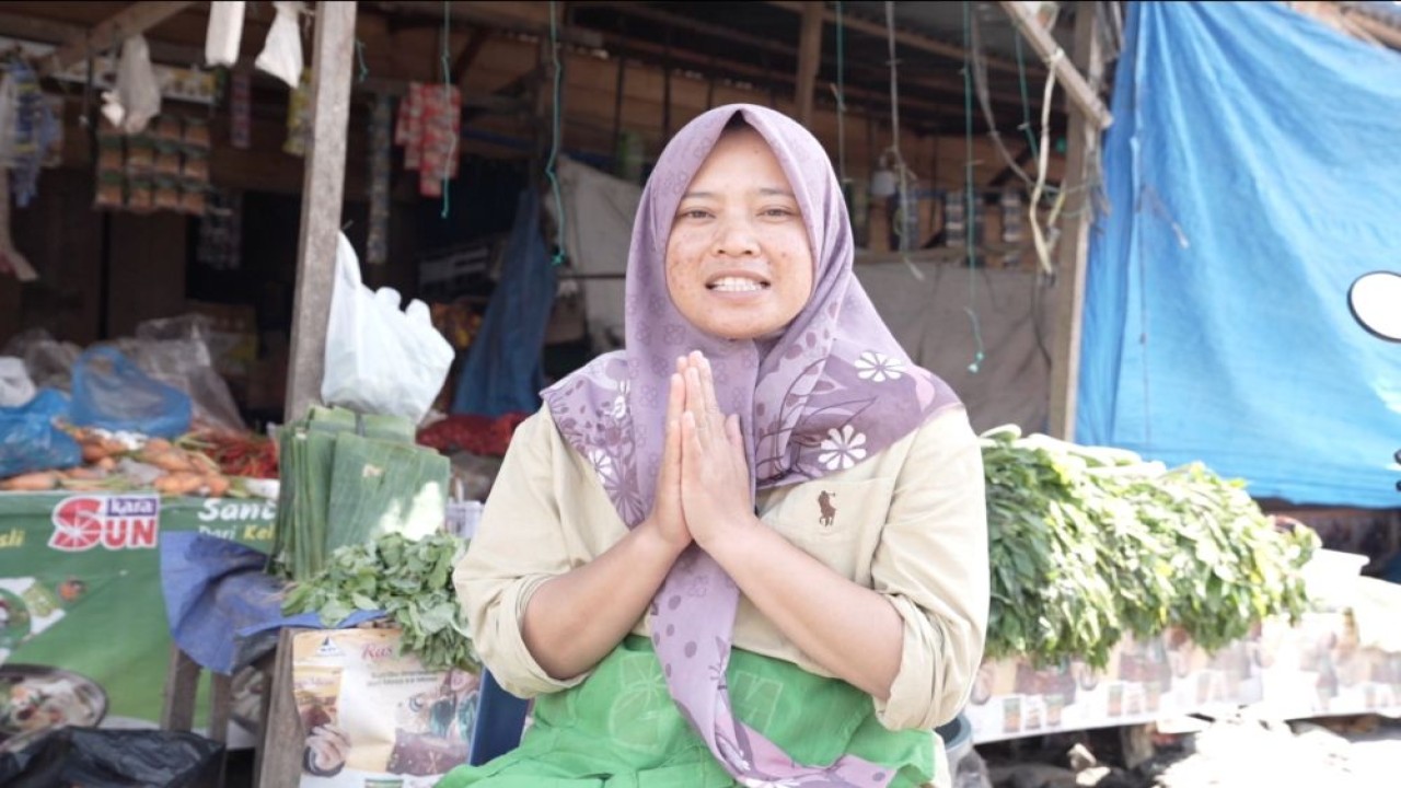 Tika, salah seorang pedagang di Pasar Lampahan, Bener Meriah, merasakan langsung dampak positif kehadiran SPPG Rakan Sebet. (Foto: Istimewa)