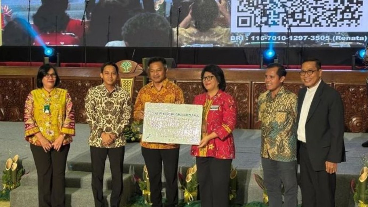 Menhut Raja Juli Antoni dalam penyerahan simbolis dana bantuan yang dikumpulkan saat Refleksi Natal dan Solidaritas Rimbawan bersama Keluarga Besar Kristiani Kemenhut dan Mitra di Jakarta. (Foto: Antara)