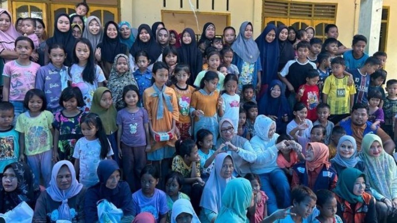 Menteri PPPA Arifah Fauzi turun langsung ke Dusun Sei Pakis, Kabupaten Langkat, Sumatra Utara, untuk memberikan dukungan psikososial serta bantuan bagi anak-anak yang terdampak banjir. (Foto: Istimewa)
