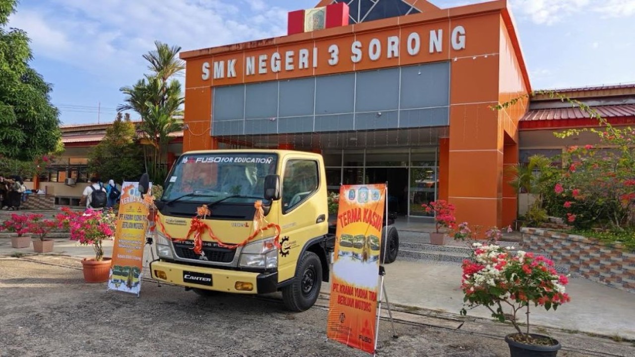 PT Krama Yudha Tiga Berlian Motors (PT KTB) menunjukkan komitmennya terhadap dunia pendidikan dengan mendonasikan 1 unit Mitsubishi Fuso Colt Diesel kepada SMK Negeri 3 Sorong, Papua Barat Daya, Jumat (23/1/2026). (Foto: Istimewa)