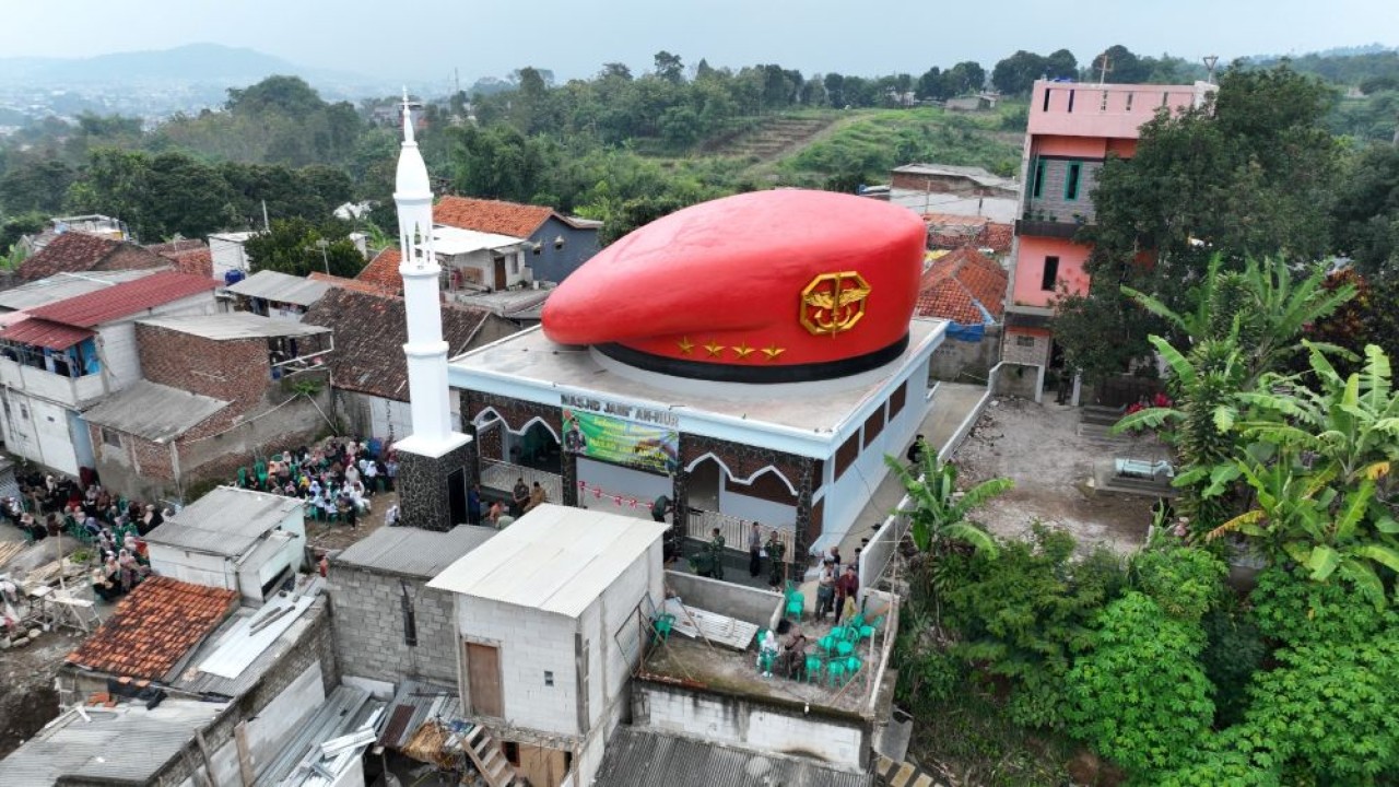 Panglima TNI Jenderal TNI Agus Subiyanto meresmikan Masjid Jami' An-Nur di Kampung Pamoyanan, Desa Pada Asih, Kecamatan Cisarua, Kabupaten Bandung Barat, Jawa Barat, Senin (19/1/2026). (Foto: Dok/Puspen TNI)