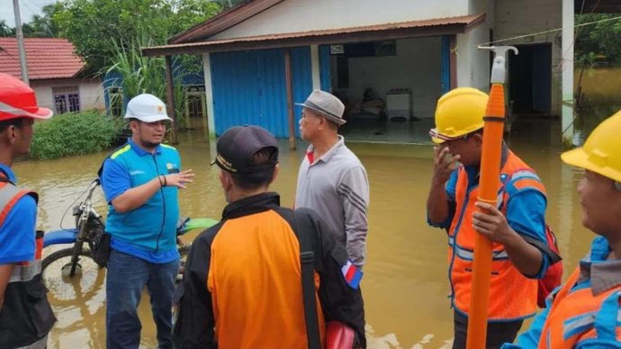 Petugas PLN saat memberikan edukasi pengamanan kelistrikan kepada masyarakat yang mengalami banjir, Martapura, beberapa waktu lalu. ANTARA/HO-PLN UID Kalselteng (Antara)