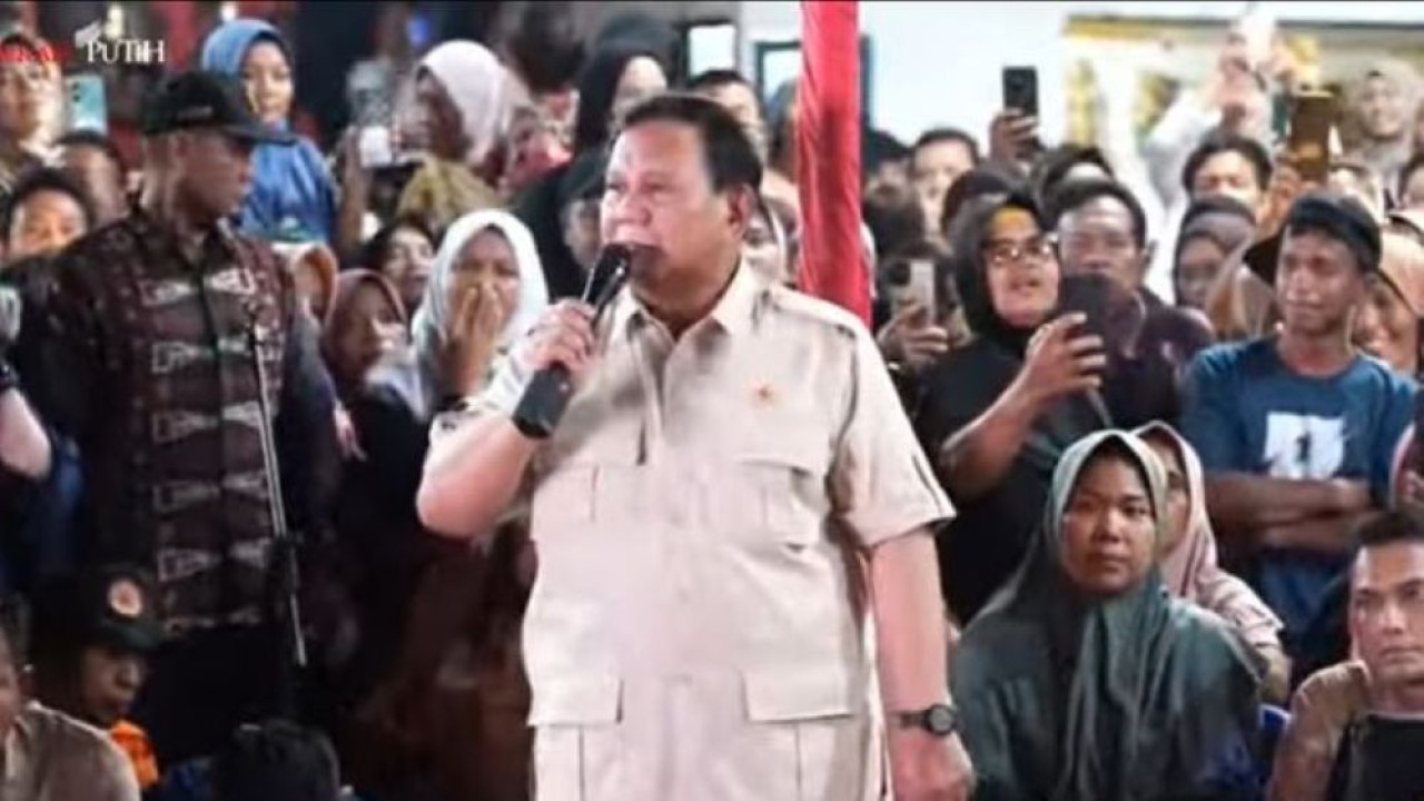 Presiden Prabowo Subianto merayakan malam pergantian tahun 2026 bersama warga pengungsi terdampak bencana di Desa Batuhula, Kecamatan Batang Toru, Kabupaten Tapanuli Selatan, Sumatra Utara. (Foto: Istimewa)