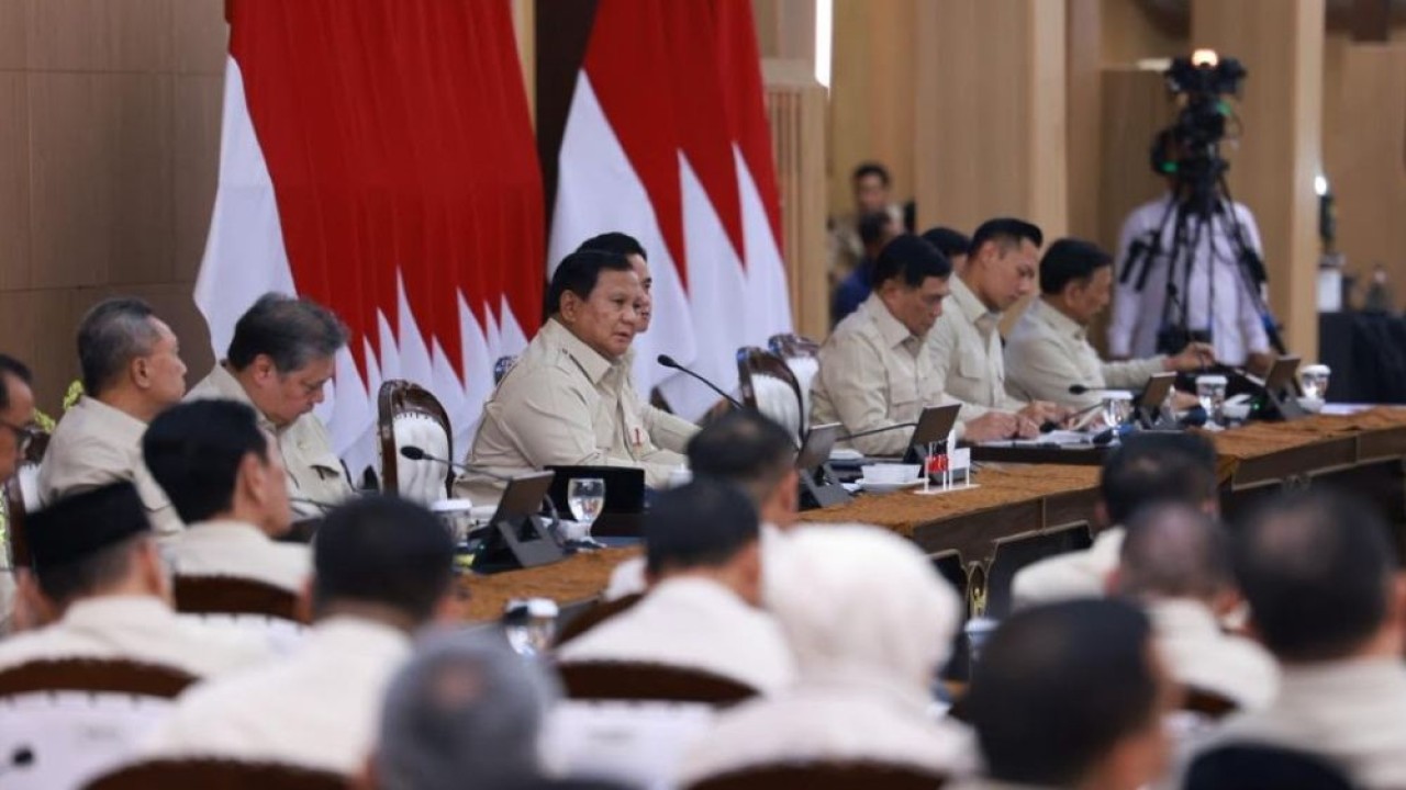 Presiden Prabowo Subianto menyampaikan Taklimat Awal Tahun kepada seluruh jajaran Kabinet Merah Putih di kediamannya di Hambalang, Kabupaten Bogor, pada Selasa, 6 Januari 2026. (Foto: Istimewa)