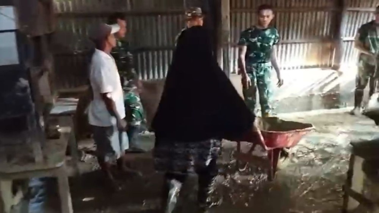 Petugas termasuk prajurit TNI terus bergerak membantu membersihkan rumah warga dan fasilitas umum yang terdampak banjir bandang. (Foto: Istimewa)