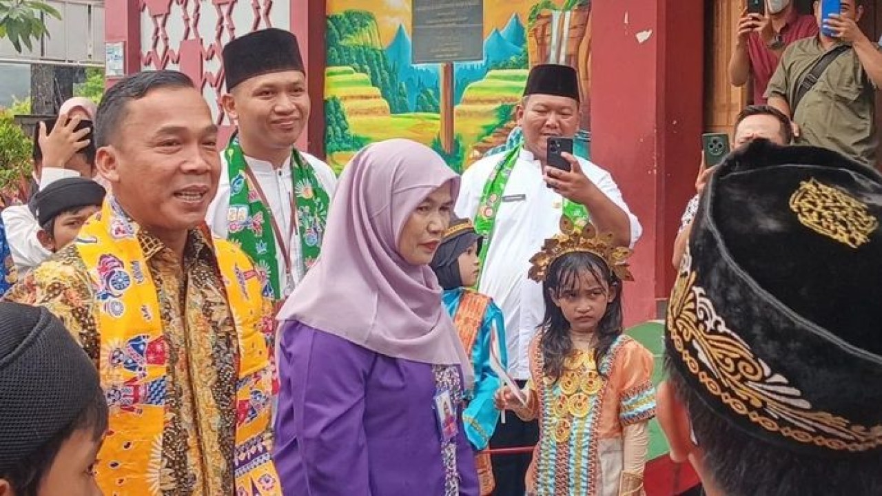 Menteri Kependudukan dan Pembangunan Keluarga (Mendukbangga)/Kepala BKKBN Wihaji meninjau pelaksanaan Gerakan Ayah Mengambil Rapor (GEMAR) di SDN Pondok Bambu 11 di Jakarta, Jumat, 19 Desember 2025. ANTARA/Tri Meilani Ameliya. (Antara)
