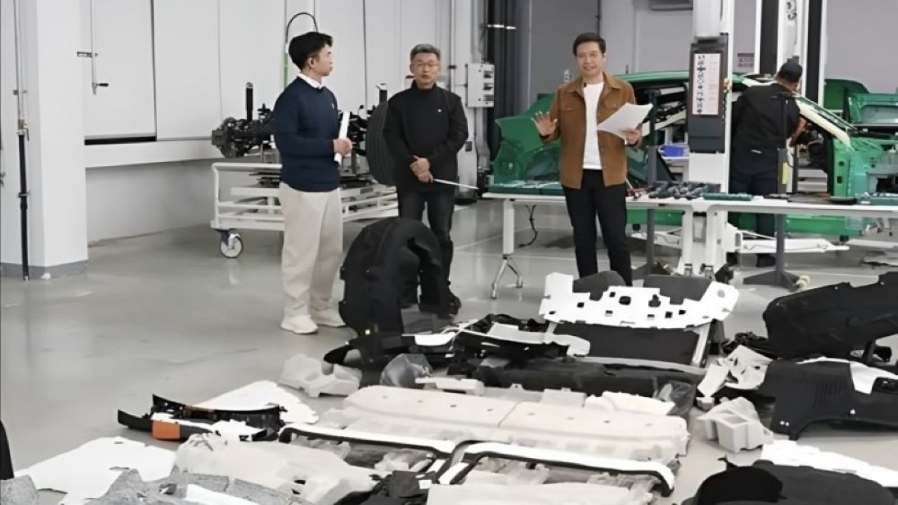 Pembongkaran langsung SUV listrik Xiaomi YU7. (Foto: Istimewa via CarNewsChina)