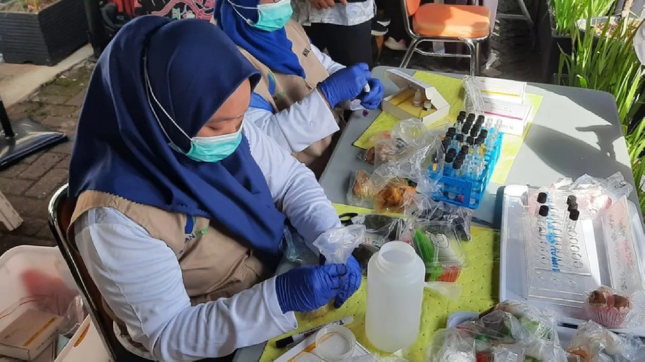 Petugas menguji sampel makanan takjil di Sentra Takjil Bendungan Hilir, Jakarta Pusat, Kamis 26 Februari 2026. ANTARA/Lia Wanadriani Santosa. (Antara)