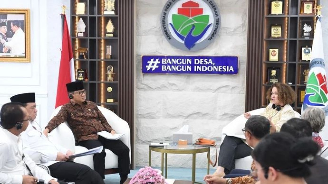 Pertemuan antara Kemendes PDT yang dipimpin Mendes PDT Yandri Susanto bersama Country Director Bank Dunia untuk Indonesia dan Timor Leste Carolyn Turk beserta jajaran di Kantor Kementerian Desa dan Pembangunan Daerah Tertinggal, Jakarta, Senin, 23 Februari 2026. ANTARA/HO-Humas Kemendes PDT. (Antara)