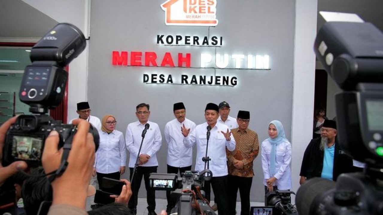 Menkop Ferry Juliantono bersama jajaran Menteri (Istimewa)