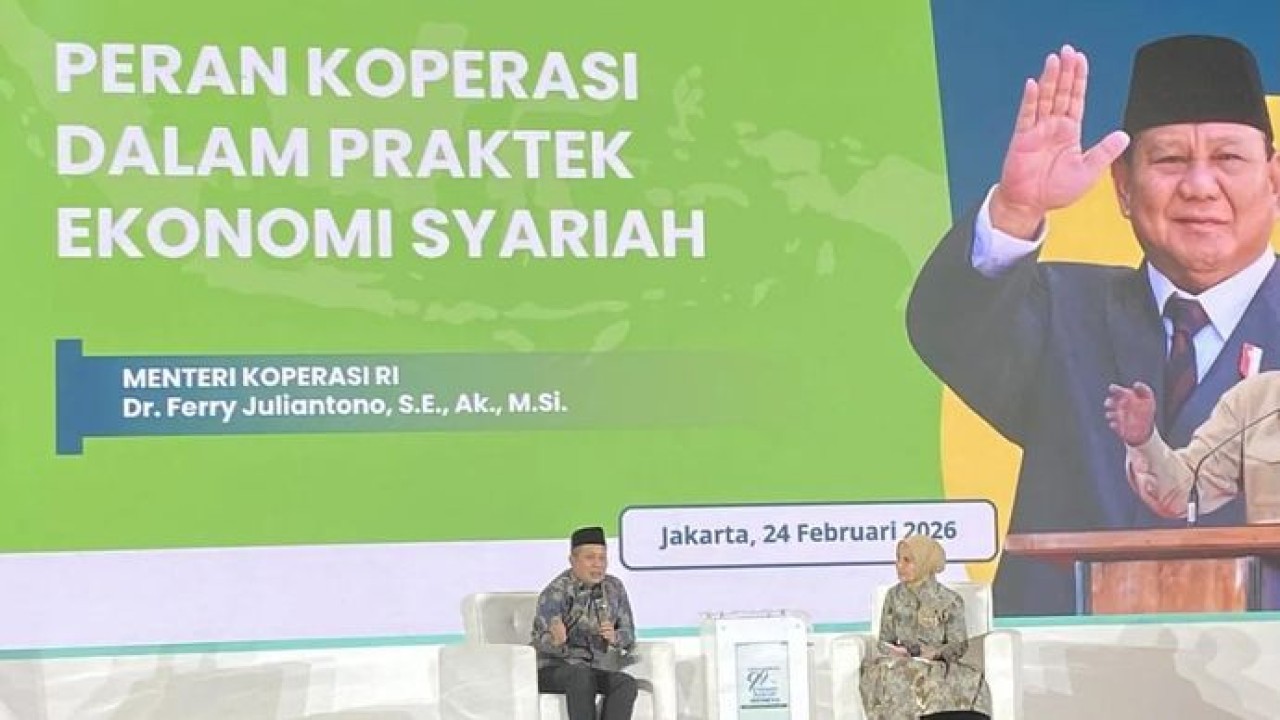 Menteri Koperasi Ferry Juliantono (kiri) berbicara dalam acara Sarasehan 99 Ekonom Syariah Indonesia di Jakarta, Selasa 24 Februari 2026. ANTARA/Shofi Ayudiana. (Antara)