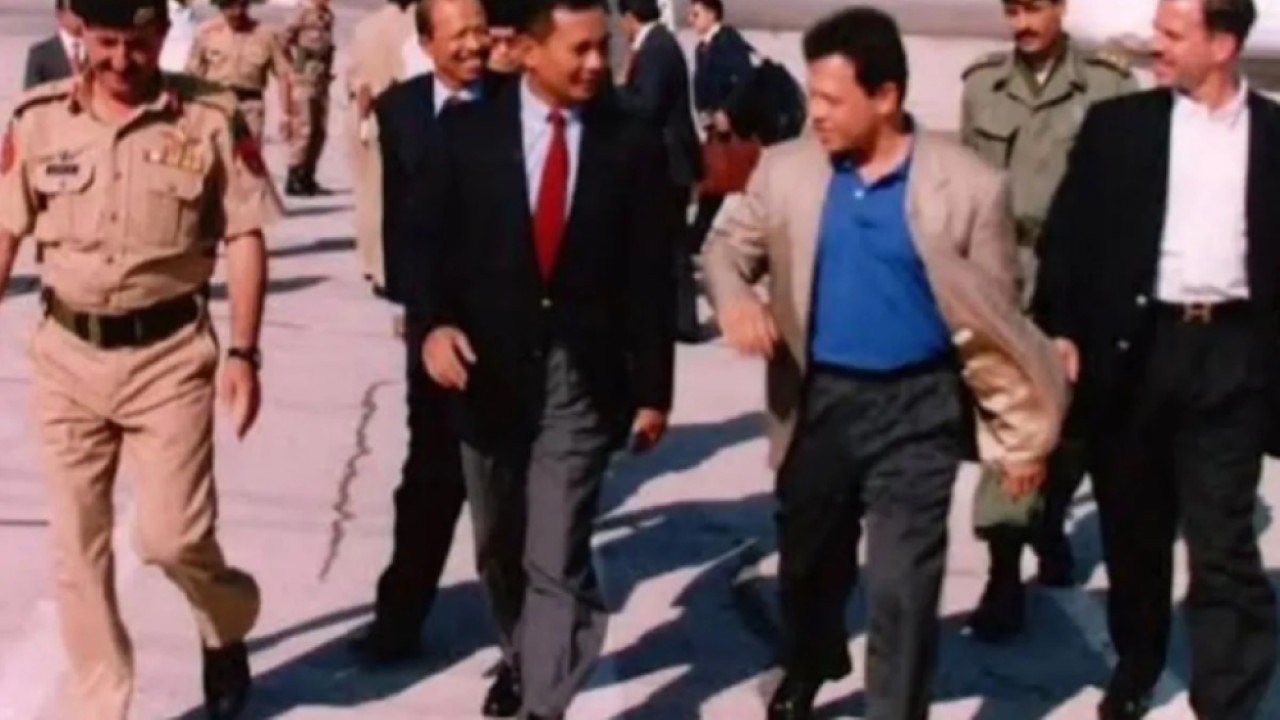 Presiden Prabowo Subianto (kiri) dan Raja Kerajaan Yordania Hasyimiah, Raja Abdullah II ibn Al-Hussein (kanan) dalam kenangan lama yang dibagikan melalui akun Instagram @sekretariat.kabinet. (ANTARA/HO-Sekretariat Kabinet) (Antara)