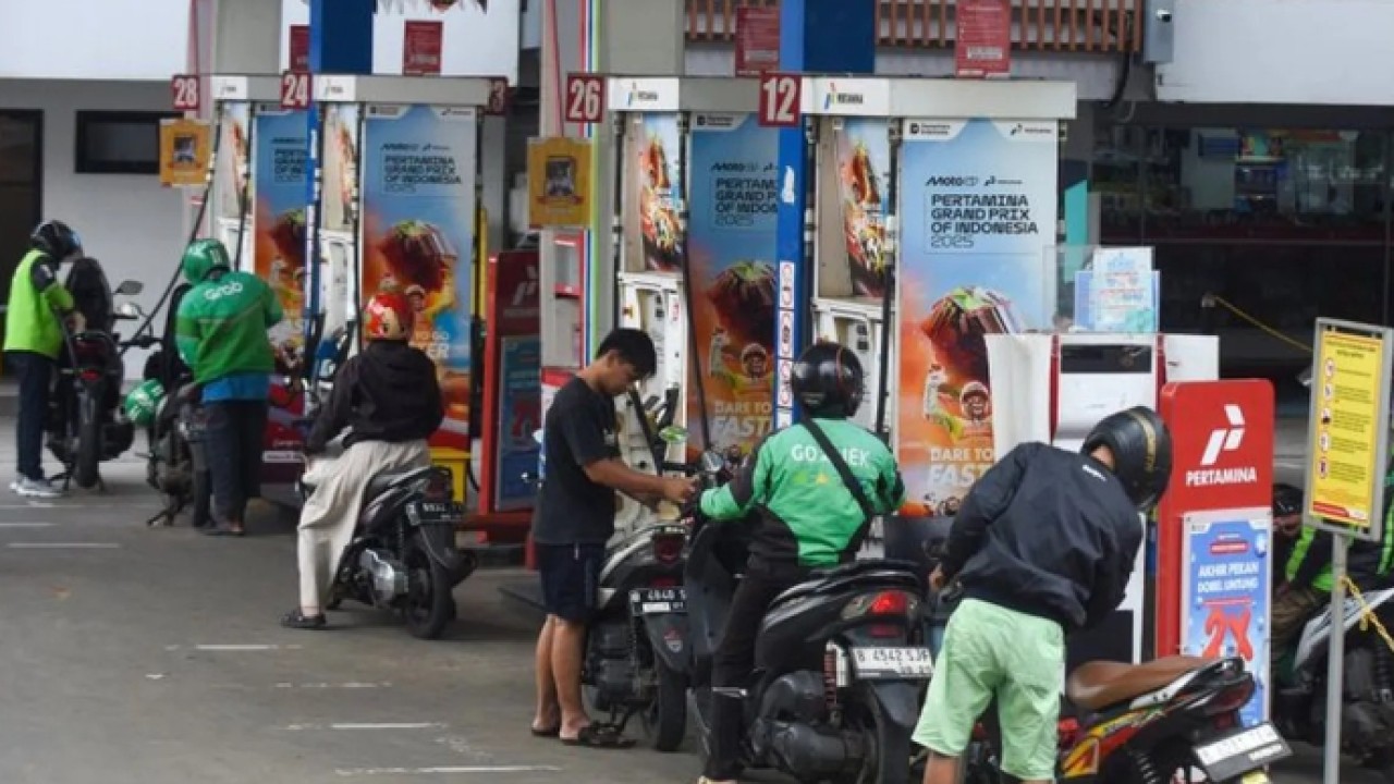 Pengendara motor antre mengisi BBM di salah satu SPBU kawasan Kuningan, Jakarta, Minggu (1/3/2026). PT Pertamina (Persero) melakukan penyesuaian harga BBM non subsidi yang berlaku mulai 1 Maret 2026 yakni harga Pertamax (RON 92) dari Rp11.800 per lit (Antara)