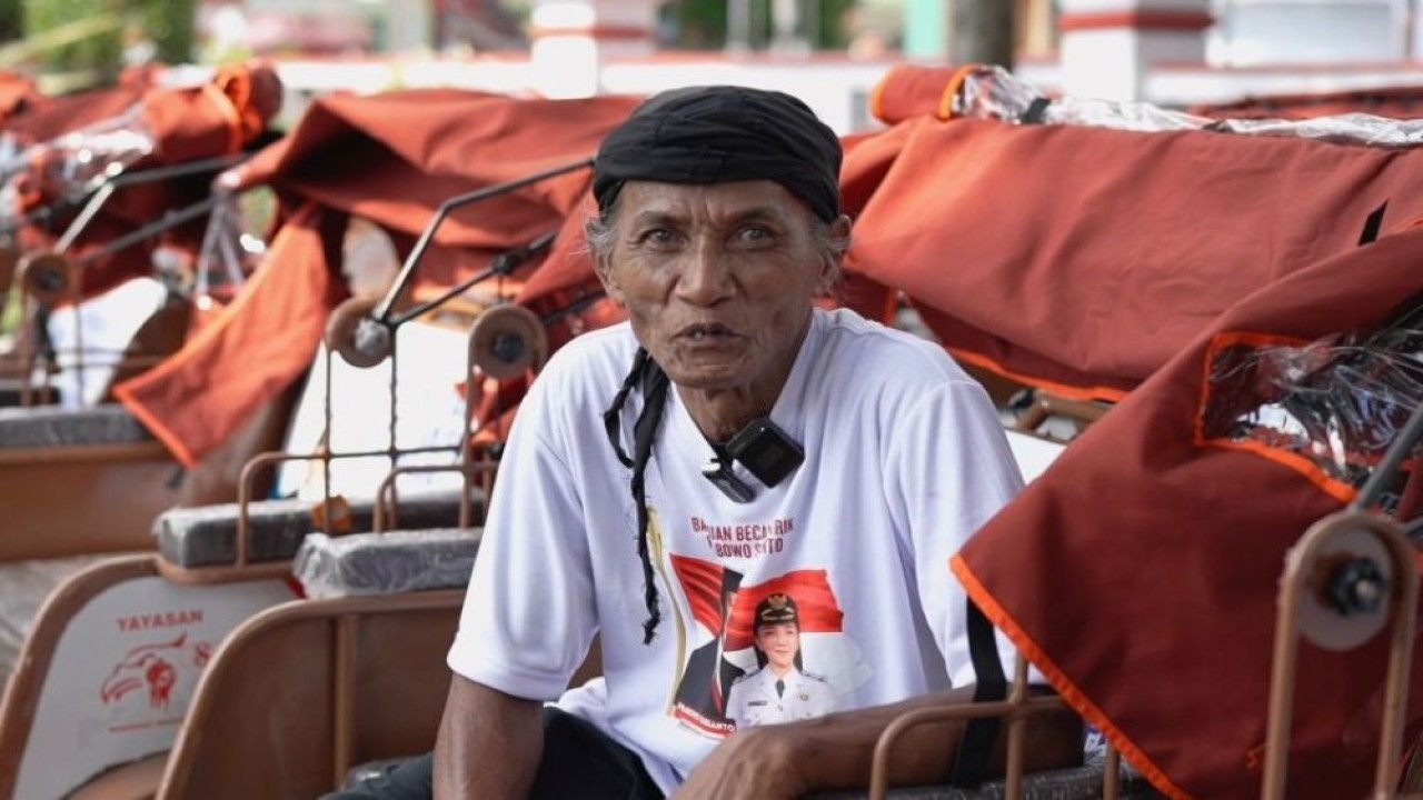 Yanu Aryanto mengaku senang ketika menerima bantuan becak listrik dari Presiden Prabowo Subianto pada Jumat (6/3/2026). (Foto: Dok/Istimewa/Bakom RI)