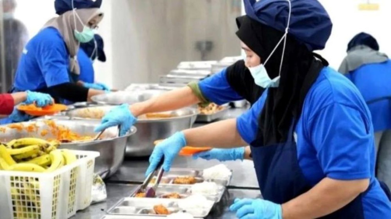 Ilustrasi - Petugas SPPG tengah menyiapkan Makan Bergizi Gratis (MBG) untuk disalurkan kepada penerima manfaat. (ANTARA/HO-BGN/am) (Antara)