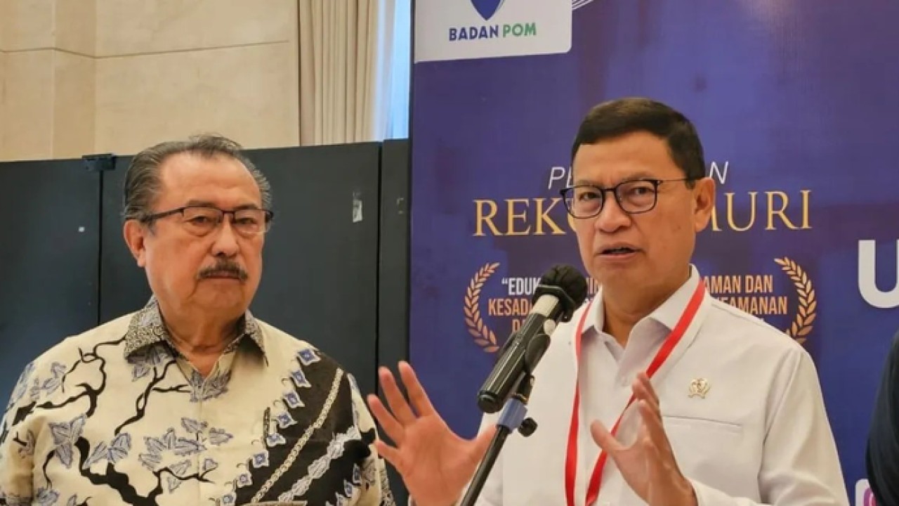 Kepala Badan Pengawas Obat dan Makanan (BPOM) Taruna Ikrar (kanan) di Jakarta, Selasa (10/3/2026). ANTARA/Mecca Yumna (Antara)