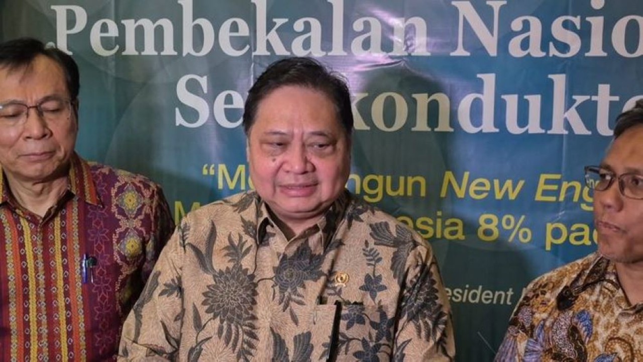 Menteri Koordinator Bidang Perekonomian Airlangga Hartarto merespons sorotan Lembaga pemeringkat Fitch Ratings terhadap sovereign wealth fund Danantara dalam laporan terbaru yang menurunkan outlook peringkat utang Indonesia menjadi negatif. (Ntvnews.id-Muslimin Trisyuliono)