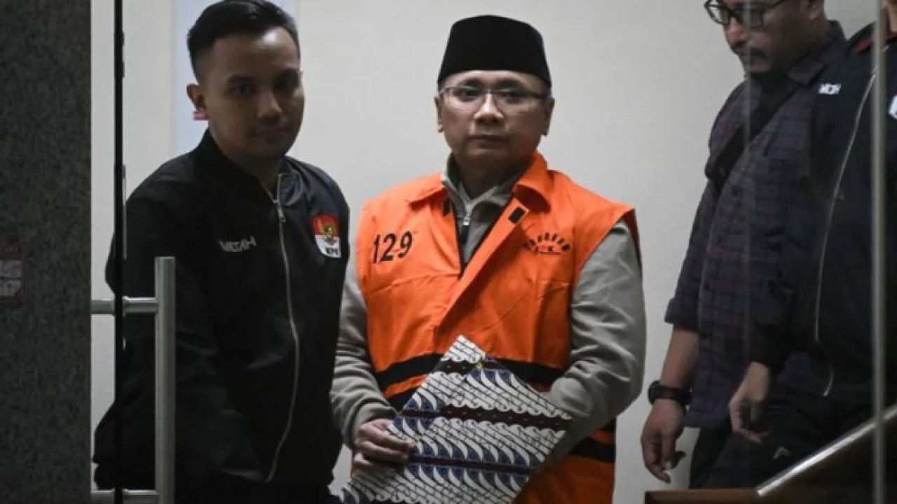 Deputi Penindakan dan Eksekusi KPK Asep Guntur Rahayu (kiri) dan Juru Bicara KPK Budi Prasetyo (kanan) menyampaikan rilis terkait penahanan tersangka kasus dugaan korupsi kuota haji dan penyelenggaraan ibadah haji, Yaqut Cholil Qoumas saat konferensi (Antara)