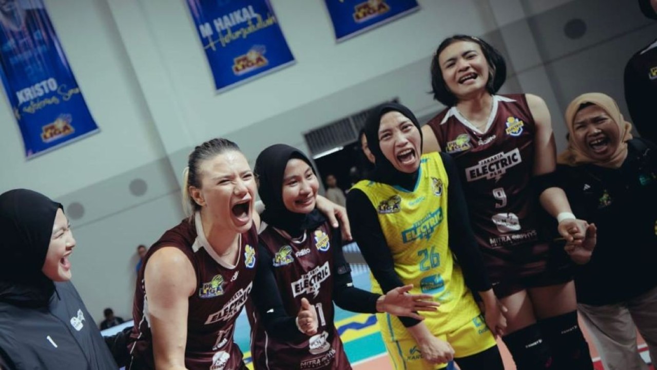 Para pemain Jakarta Electric PLN Mobile merayakan keberhasilan menembus babak final four setelah sukses mengalahkan Jakarta Livin Mandiri dengan skor 3-0 pada lanjutan putaran reguler Proliga 2026, Minggu (1/3/202), di GOR Padepokan Jend. Pol. Kunarto, Sentul, Jawa Barat. (Foto: Dok/Istimewa)