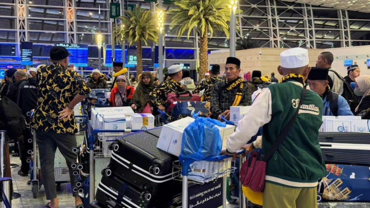 Sejumlah kelompok jemaah umrah yang mengalami penjadwalan ulang penerbangan menuju Indonesia. (Foto: Dok/Istimewa)